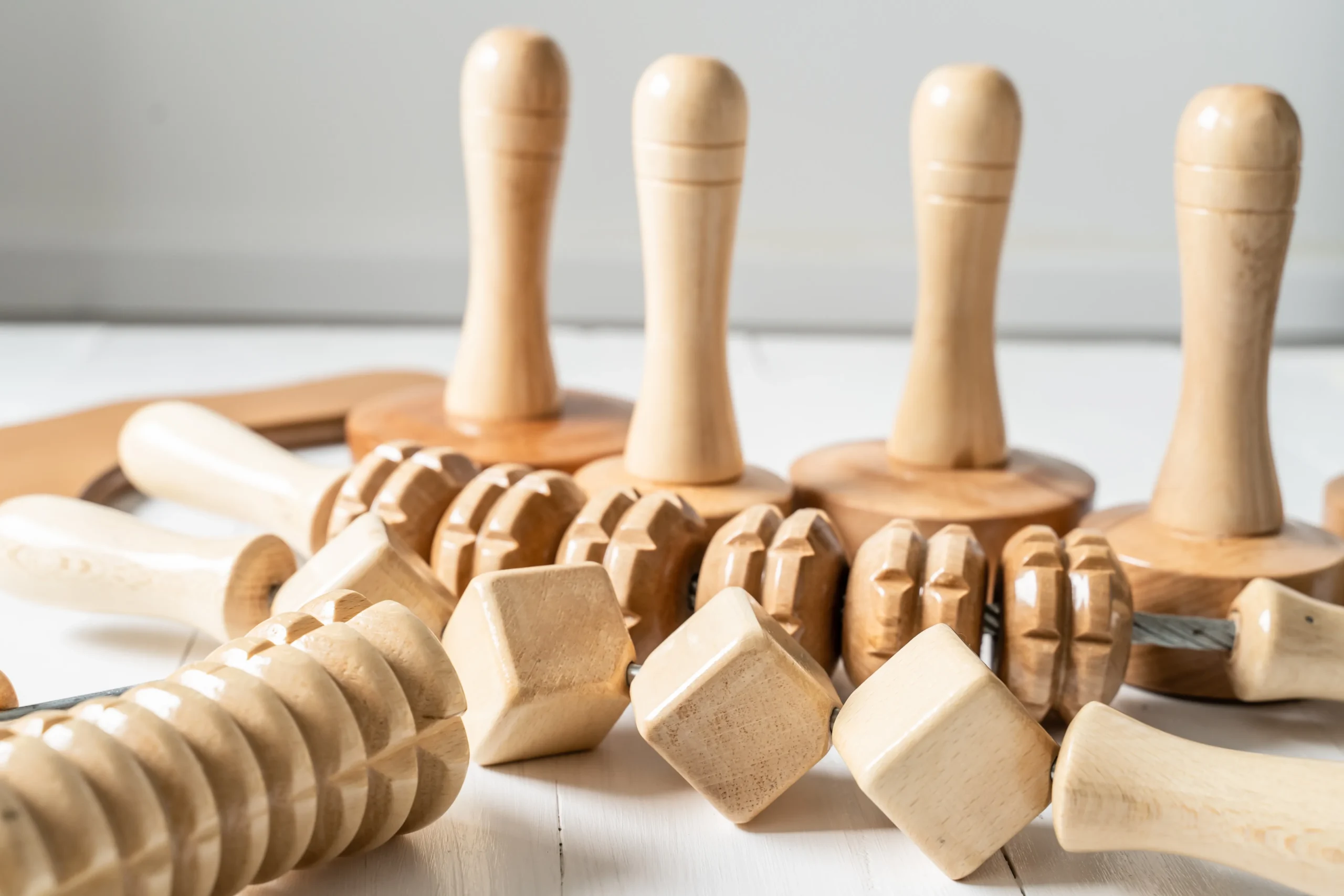 Spezielle Holzwerkzeuge für die Maderotherapie zur Cellulite-Behandlung