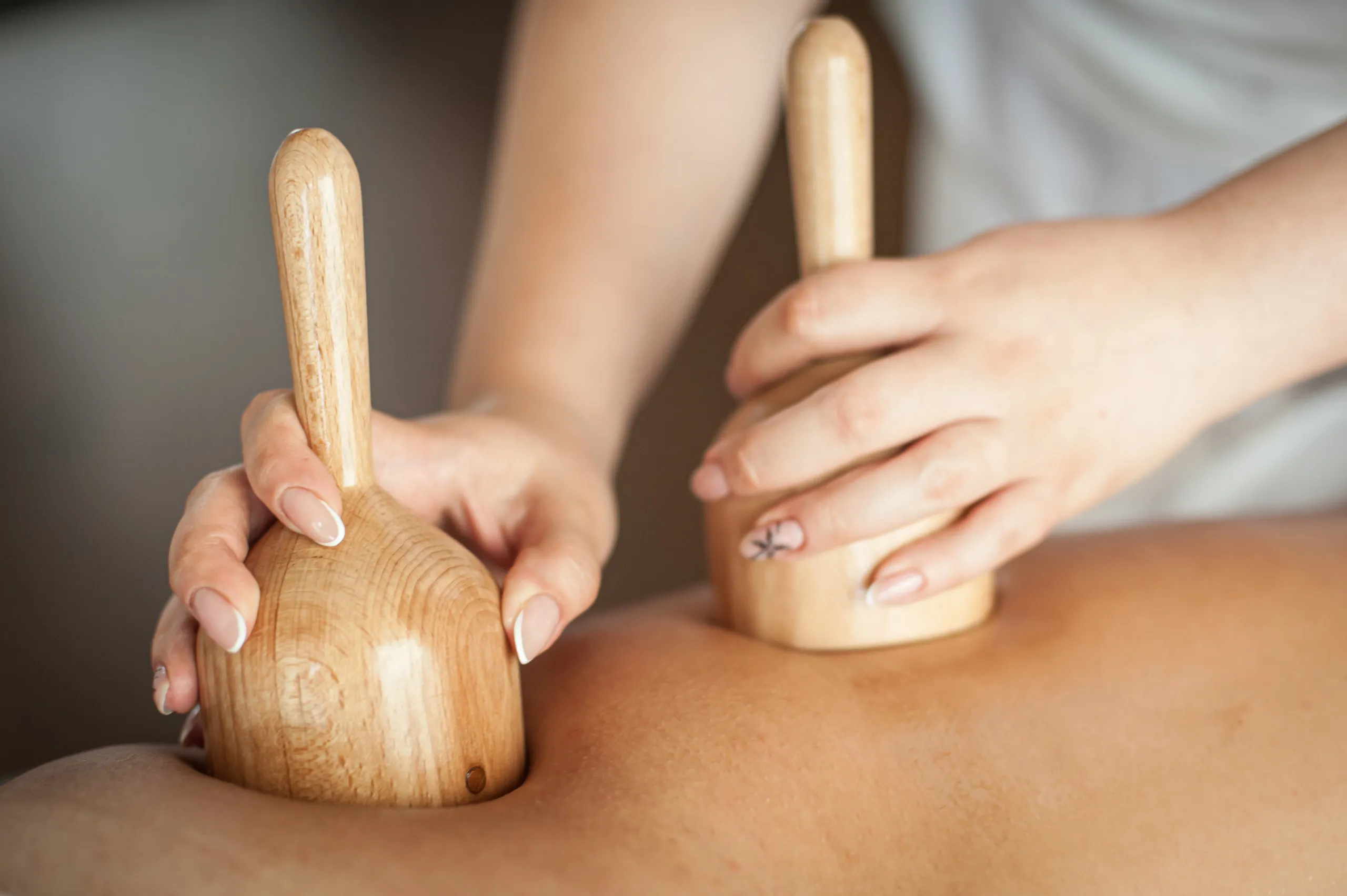 Spezielle Holzwerkzeuge für die Maderotherapie zur Cellulite-Behandlung